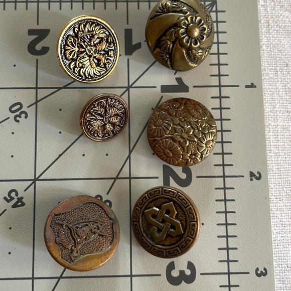 Lot of 6 antique/vintage brass buttons - Picture 13 of 13